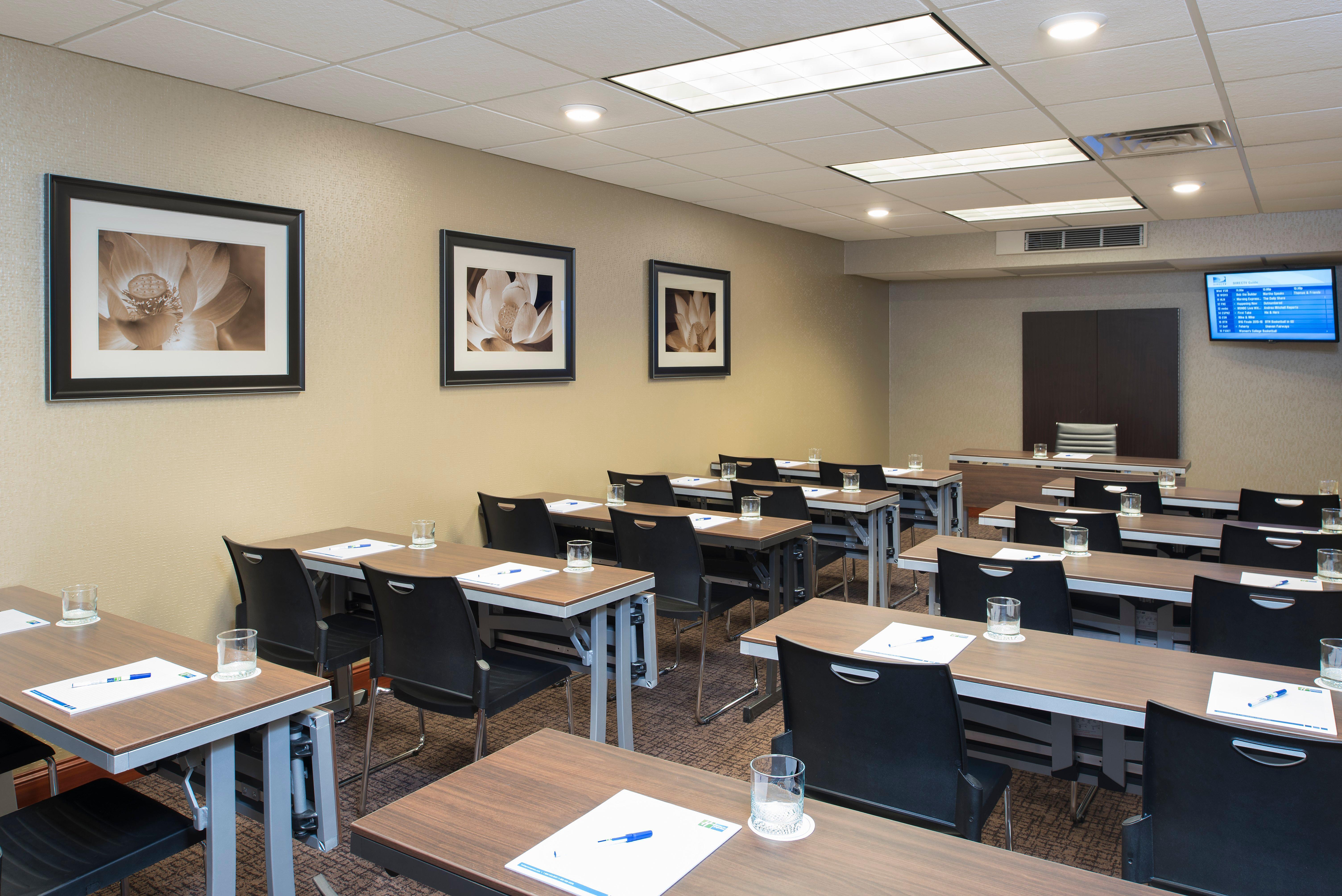 Holiday Inn Express Hotel & Suites Grand Rapids-North By Ihg Exterior foto