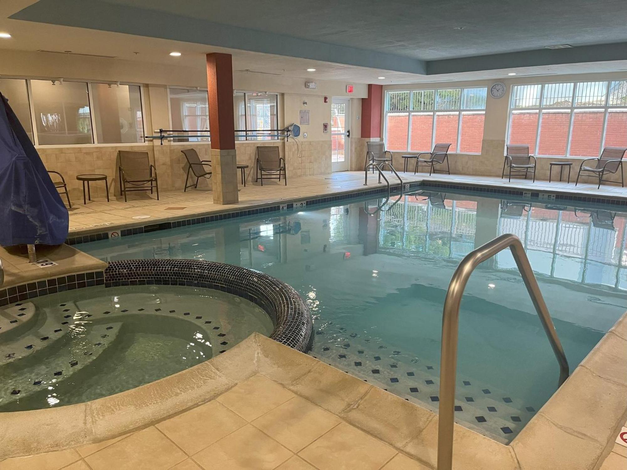 Holiday Inn Express Hotel & Suites Grand Rapids-North By Ihg Exterior foto