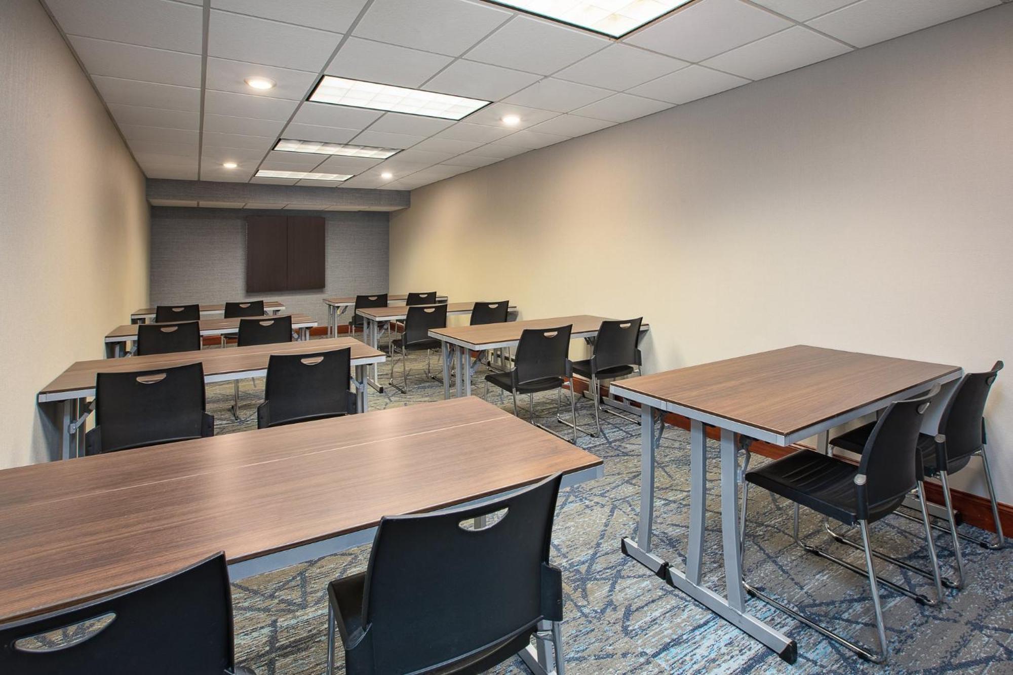 Holiday Inn Express Hotel & Suites Grand Rapids-North By Ihg Exterior foto