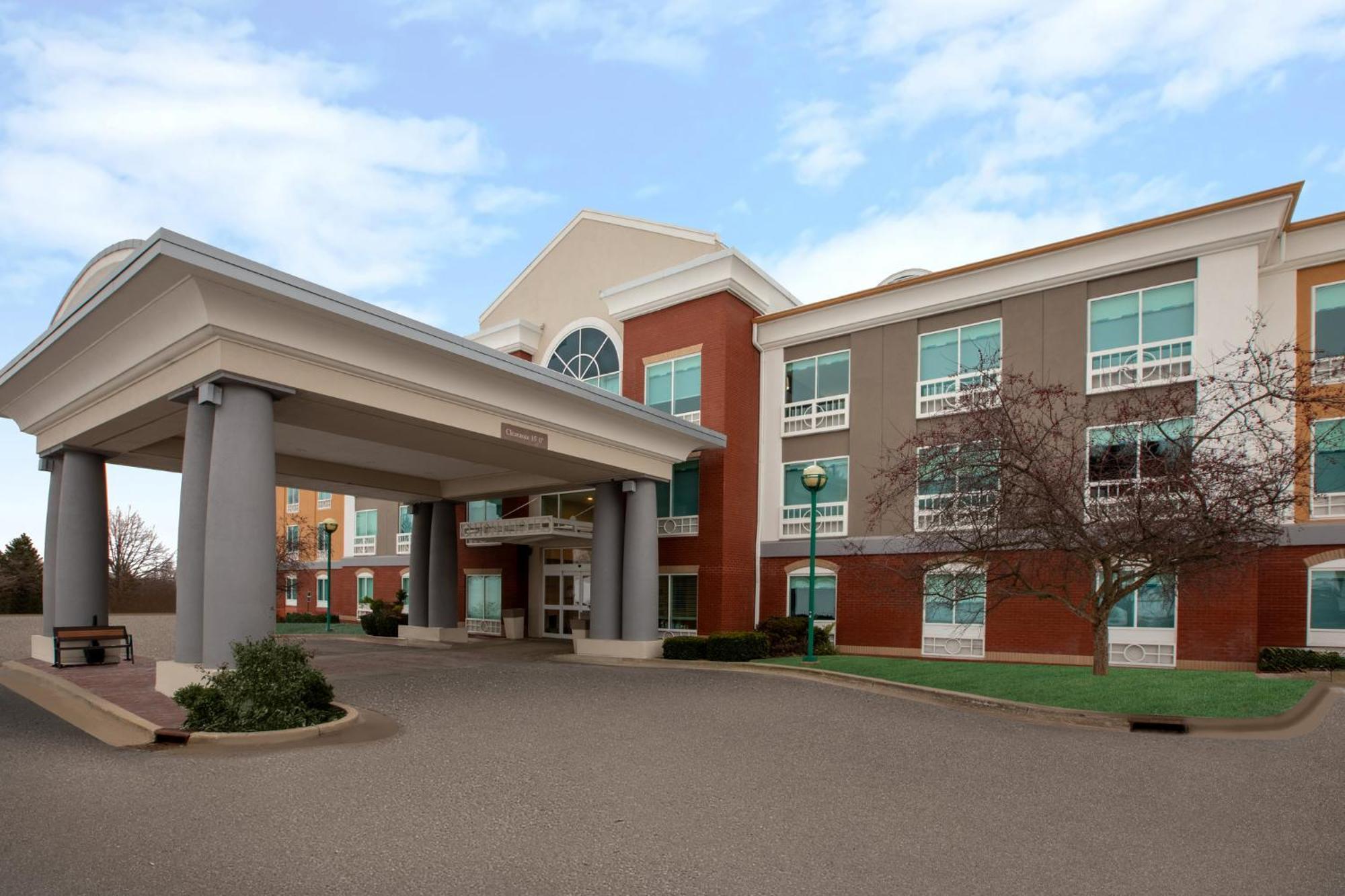 Holiday Inn Express Hotel & Suites Grand Rapids-North By Ihg Exterior foto